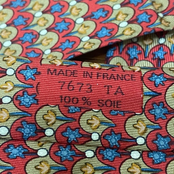 HERMÈS Paris 7673 TA Red Multi Scallop Mini Flowers Print 100% Silk Tie Necktie - Picture 8 of 14